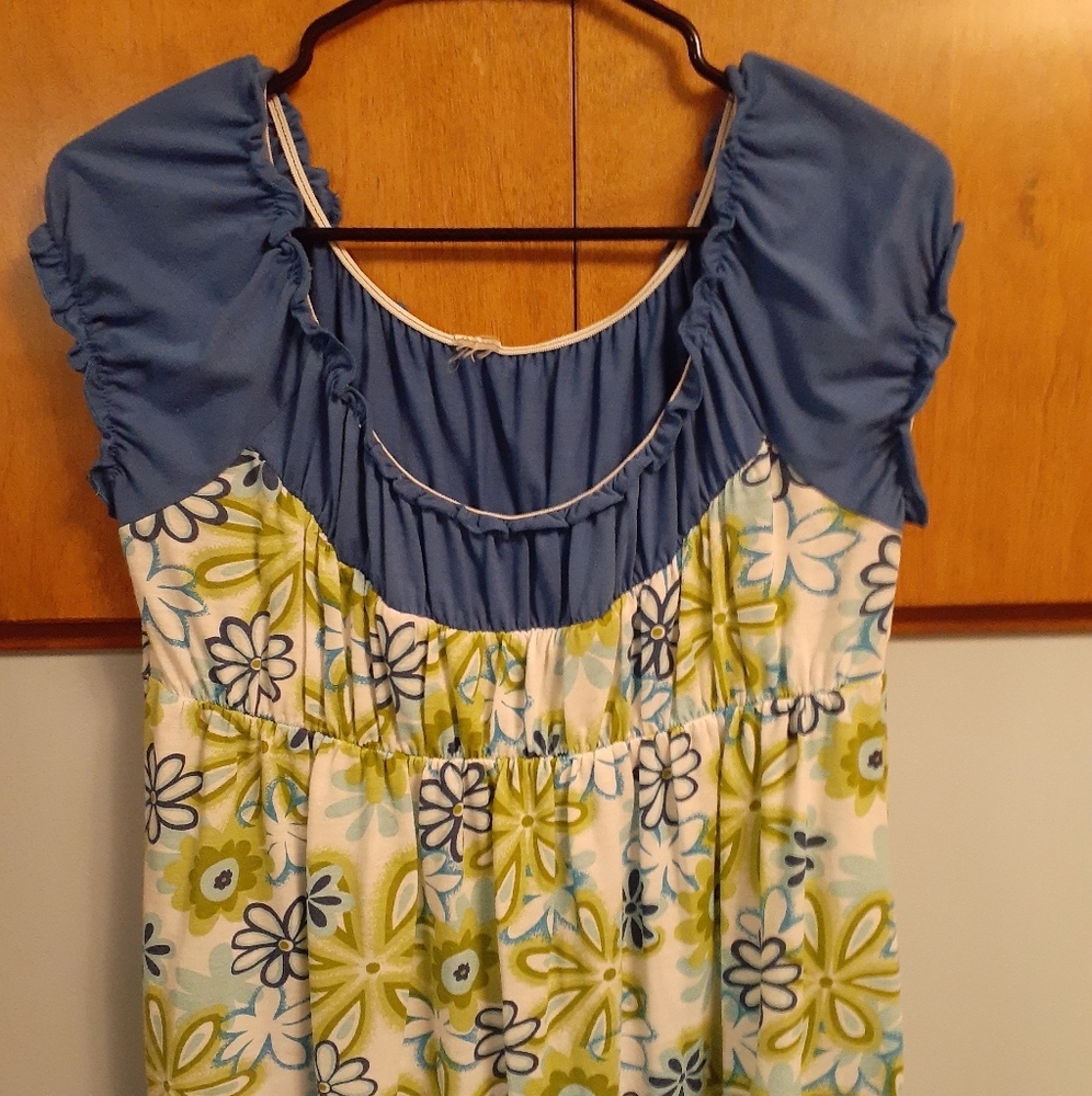 Adorable puff sleeve summer top  size